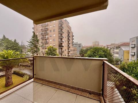 Investidores Apartamento T2 novo com varanda junto à Constituição