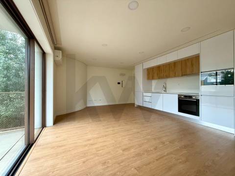 Investidores Apartamento T2 novo com varanda junto à Constituição