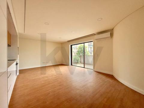 Investidores Apartamento T2 novo com varanda junto à Constituição