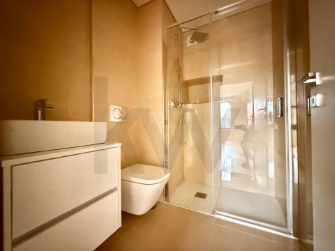 Investidores Apartamento T2 novo com varanda junto à Constituição