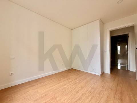 Investidores Apartamento T2 novo com varanda junto à Constituição