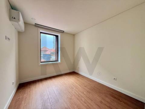 Investidores Apartamento T2 novo com varanda junto à Constituição