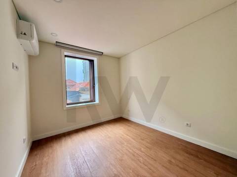 Investidores Apartamento T2 novo com varanda junto à Constituição