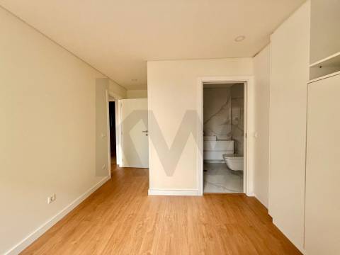 Investidores Apartamento T2 novo com varanda junto à Constituição