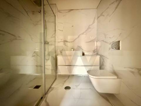 Investidores Apartamento T2 novo com varanda junto à Constituição