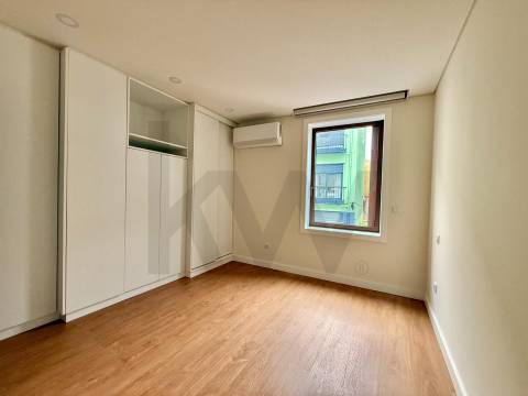 Investidores Apartamento T2 novo com varanda junto à Constituição