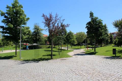 Investidores Apartamento T2 novo com varanda junto à Constituição