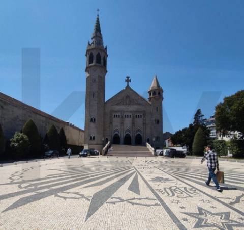 Investidores Apartamento T2 novo com varanda junto à Constituição