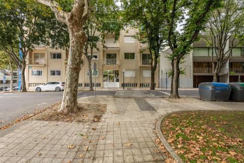 Apartamento com varandas, em frente à Praça de Liége, na Foz do Douro