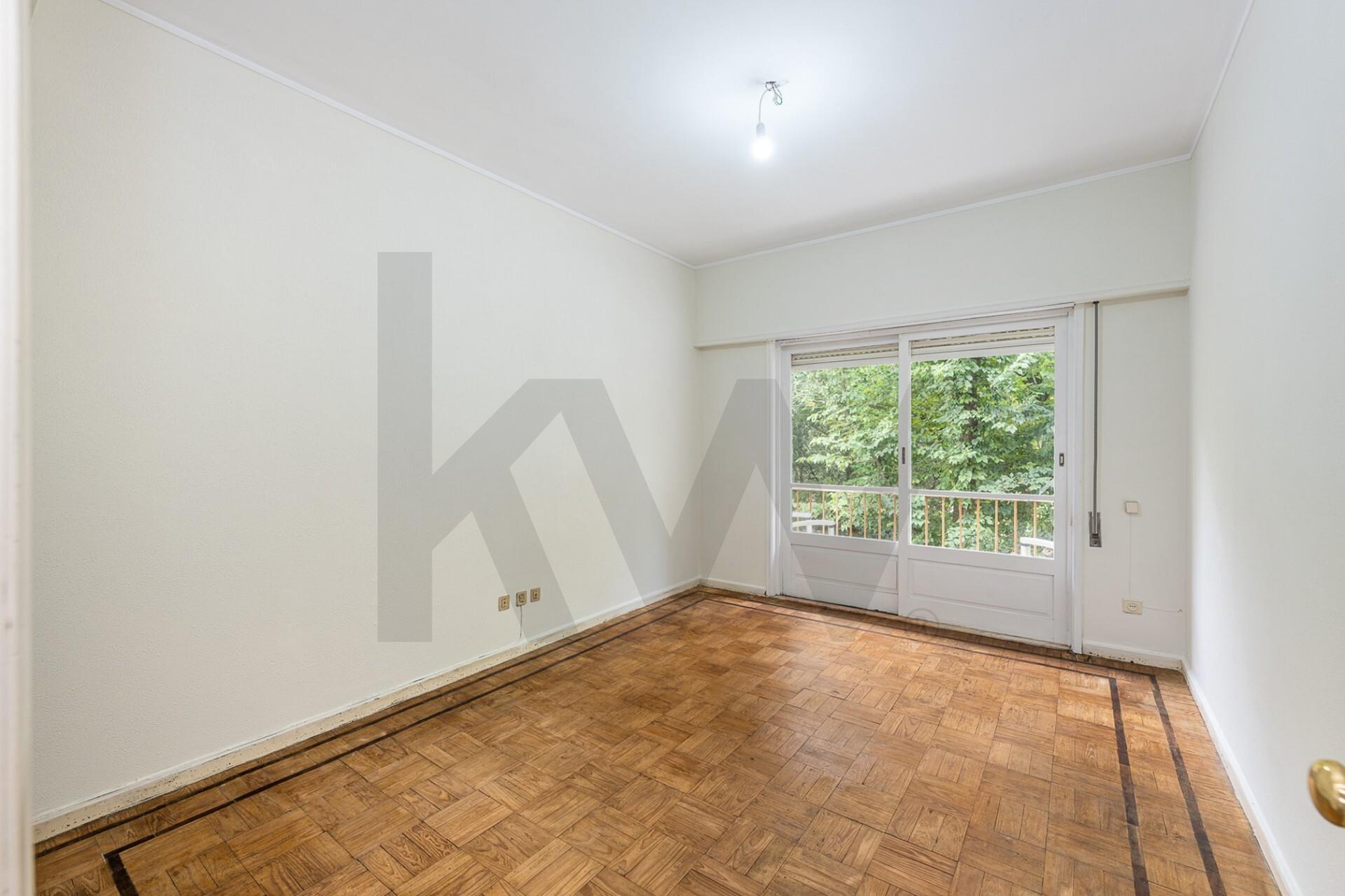 Apartamento com varandas, em frente à Praça de Liége, na Foz do Douro