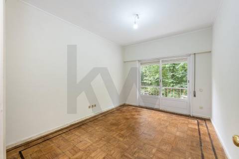 Apartamento com varandas, em frente à Praça de Liége, na Foz do Douro