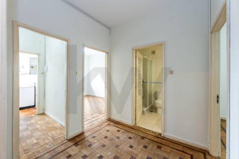 Apartamento com varandas, em frente à Praça de Liége, na Foz do Douro
