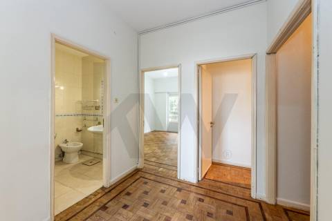 Apartamento com varandas, em frente à Praça de Liége, na Foz do Douro