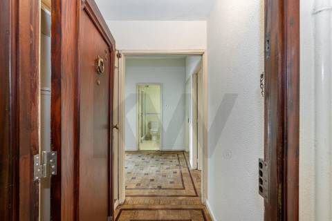 Apartamento com varandas, em frente à Praça de Liége, na Foz do Douro