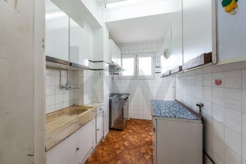 Apartamento com varandas, em frente à Praça de Liége, na Foz do Douro