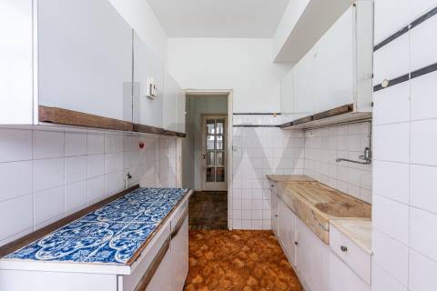 Apartamento com varandas, em frente à Praça de Liége, na Foz do Douro