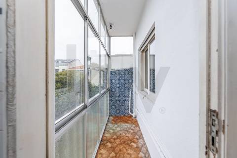 Apartamento com varandas, em frente à Praça de Liége, na Foz do Douro