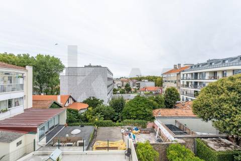 Apartamento com varandas, em frente à Praça de Liége, na Foz do Douro