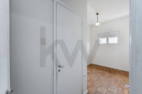 Apartamento com varandas, em frente à Praça de Liége, na Foz do Douro