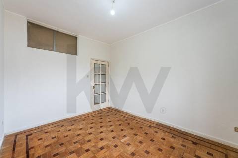 Apartamento com varandas, em frente à Praça de Liége, na Foz do Douro