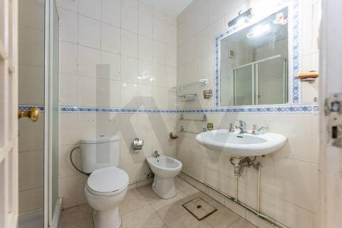 Apartamento com varandas, em frente à Praça de Liége, na Foz do Douro