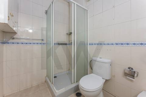 Apartamento com varandas, em frente à Praça de Liége, na Foz do Douro