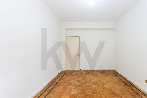Apartamento com varandas, em frente à Praça de Liége, na Foz do Douro
