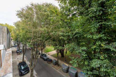 Apartamento com varandas, em frente à Praça de Liége, na Foz do Douro