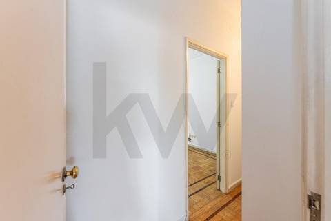 Apartamento com varandas, em frente à Praça de Liége, na Foz do Douro