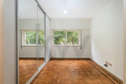 Apartamento com varandas, em frente à Praça de Liége, na Foz do Douro