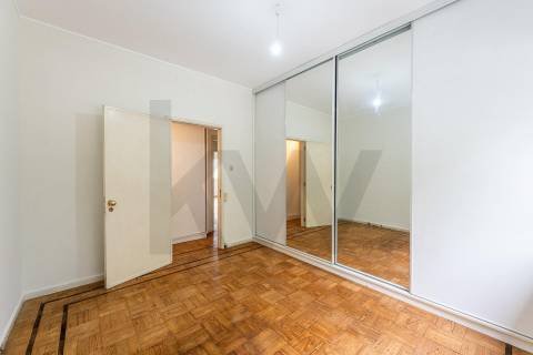 Apartamento com varandas, em frente à Praça de Liége, na Foz do Douro