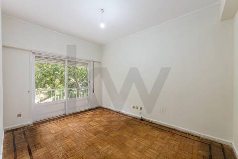 Apartamento com varandas, em frente à Praça de Liége, na Foz do Douro