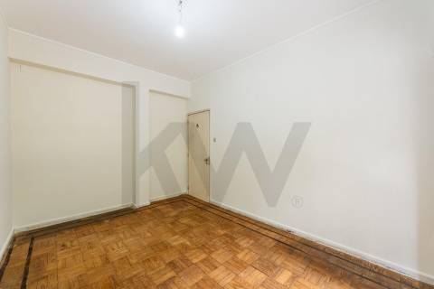 Apartamento com varandas, em frente à Praça de Liége, na Foz do Douro