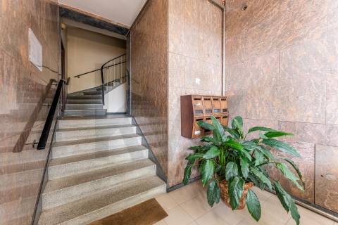 Apartamento com varandas, em frente à Praça de Liége, na Foz do Douro