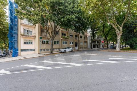 Apartamento com varandas, em frente à Praça de Liége, na Foz do Douro