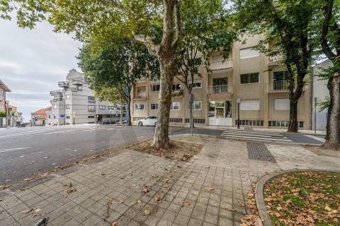 Apartamento com varandas, em frente à Praça de Liége, na Foz do Douro