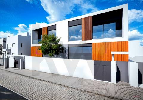 TERRENO COM PROJETO APROVADO  »»»  Construa Já a Sua Moradia na Maia