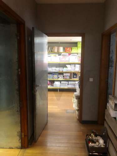 Prédio Urbano, rés-do-chão, 1º e 2º andares - comércio e escritórios