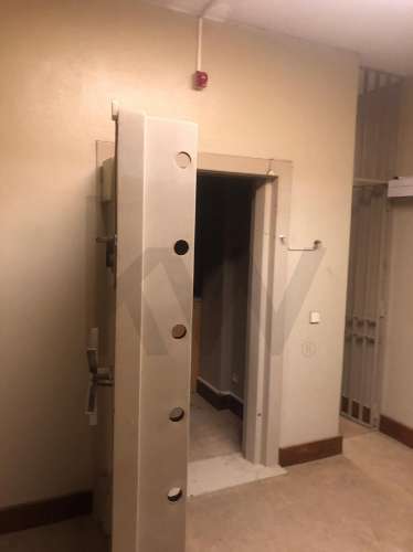 Prédio Urbano, rés-do-chão, 1º e 2º andares - comércio e escritórios