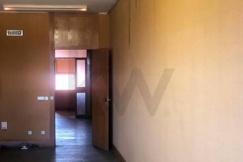 Prédio Urbano, rés-do-chão, 1º e 2º andares - comércio e escritórios