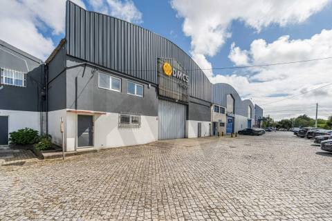 Pavilhão Industrial para Arrendamento em Guifões