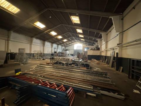 Pavilhão Industrial para Arrendamento em Guifões