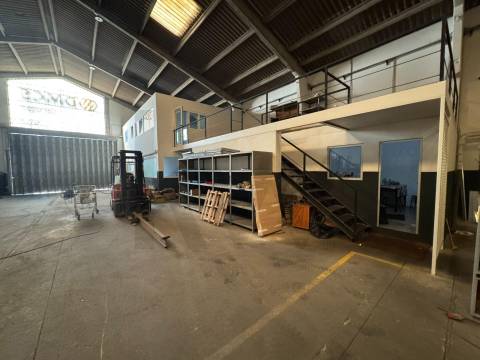 Pavilhão Industrial para Arrendamento em Guifões