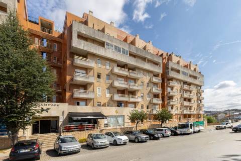 T2 Dúplex Renovado com Garagem, Varandas  a 200 m do Metro de Fânzeres