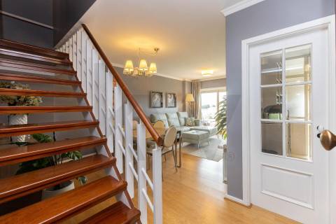 T2 Dúplex Renovado com Garagem, Varandas  a 200 m do Metro de Fânzeres