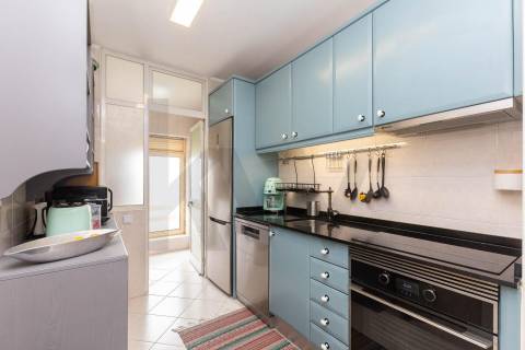 T2 Dúplex Renovado com Garagem, Varandas  a 200 m do Metro de Fânzeres