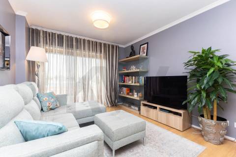 T2 Dúplex Renovado com Garagem, Varandas  a 200 m do Metro de Fânzeres