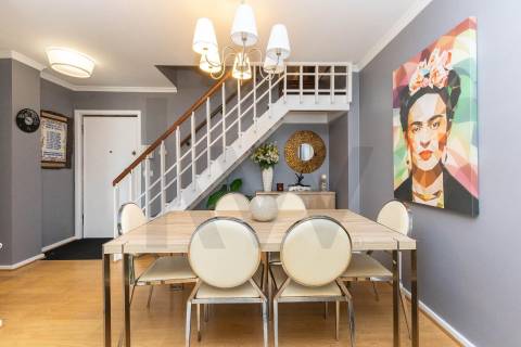 T2 Dúplex Renovado com Garagem, Varandas  a 200 m do Metro de Fânzeres