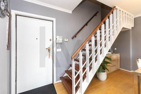 T2 Dúplex Renovado com Garagem, Varandas  a 200 m do Metro de Fânzeres