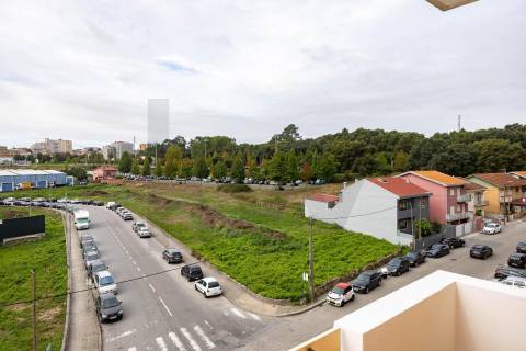 T2 Dúplex Renovado com Garagem, Varandas  a 200 m do Metro de Fânzeres